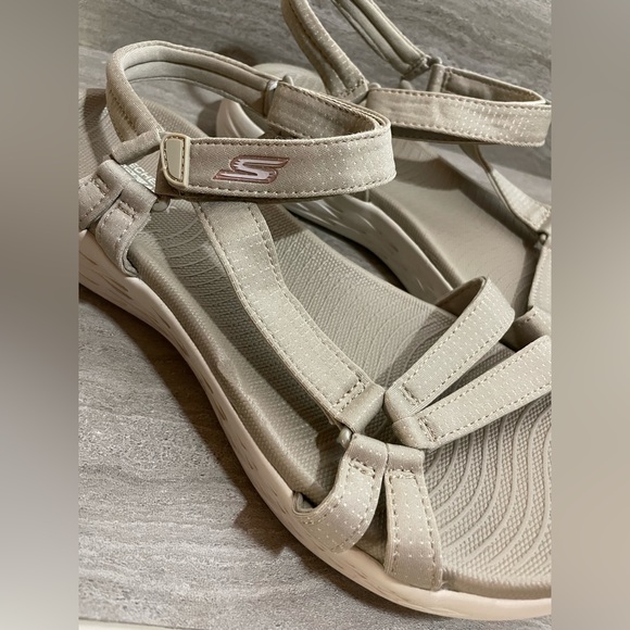 Skechers On The Go Goga Max 600 Brilliancy Sandals Women's Size 11 Tan / Beige - Picture 2 of 9